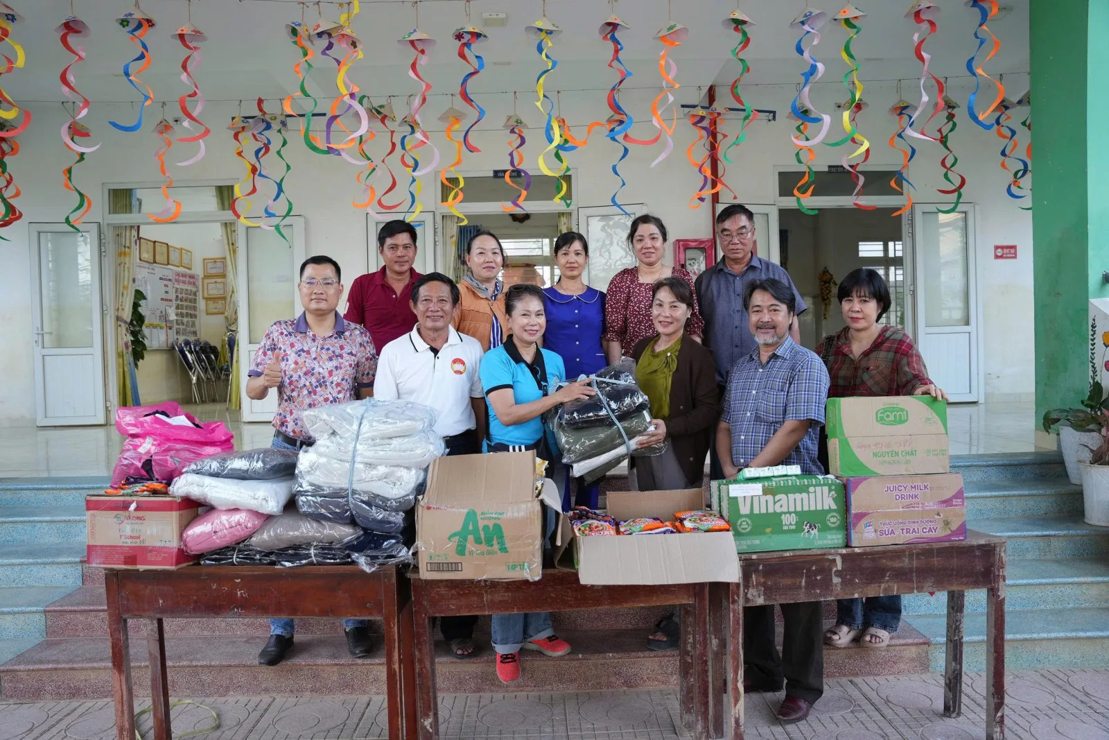 Trao quà hỗ trợ bà con vùng lũ Khánh Hòa
