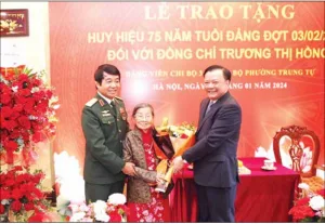Bí thư Thành ủy hà nội Đinh Tiến Dũng trao Huy hiệu 75 năm tuổi Đảng tặng đồng chí Trương Thị Hồng
